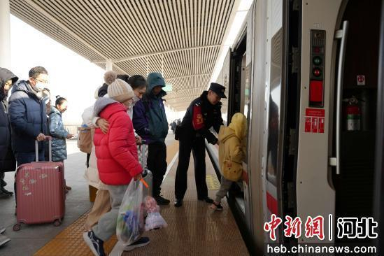 图为石家庄铁路公安处乘警支队乘警杜雪在站台上帮助旅客上下车，确保安全。 贾义涵 摄
