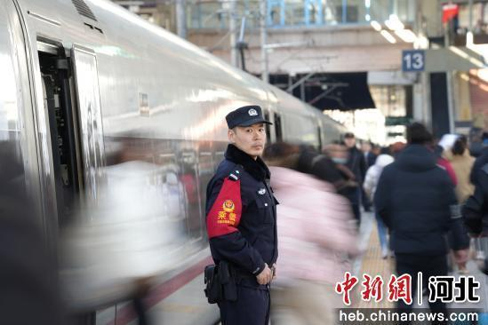 图为石家庄铁路公安处乘警支队乘警杜雪在北京西站站台上立岗。 贾义涵 摄