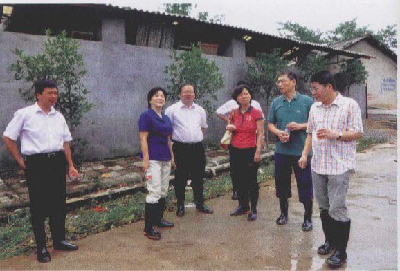 （2010年郑国雨在湖北，左三）
