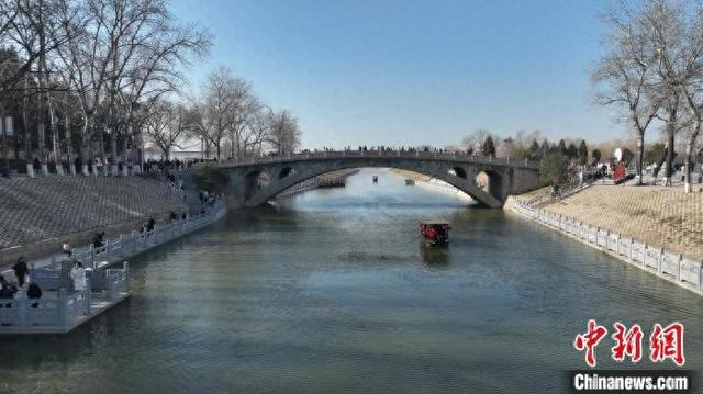 2月13日，游客在“天下第一桥”赵州桥景区游览。聂聪超摄