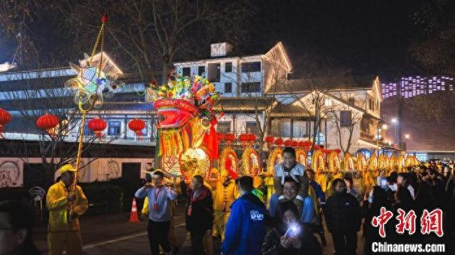 河上龙灯胜会现场。 杭州市萧山区非物质文化遗产保护中心供图
