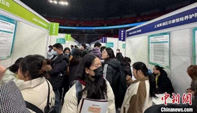 图为招聘会现场。 中新网记者 许婧 摄