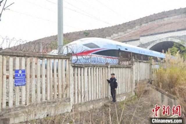 陈勇在花甲山隧道口检查铁路设施设备。廖才立 摄