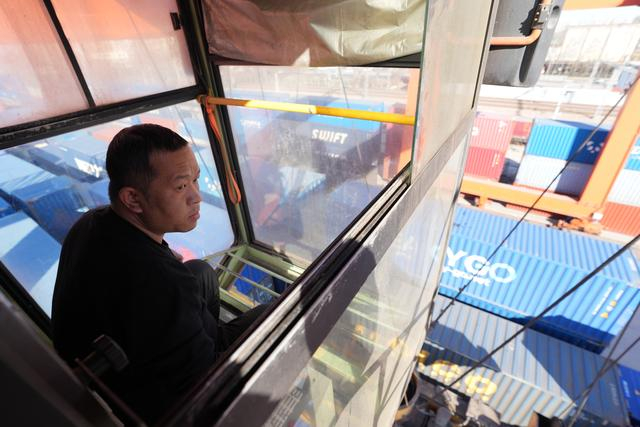 石家庄国际陆港龙门吊司机胡利宁。受访者供图