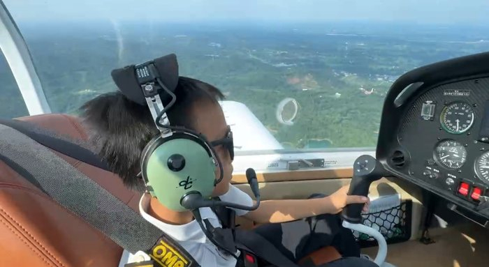 游客在成都崇州体验低空飞行 图源：崇州市委宣传部 