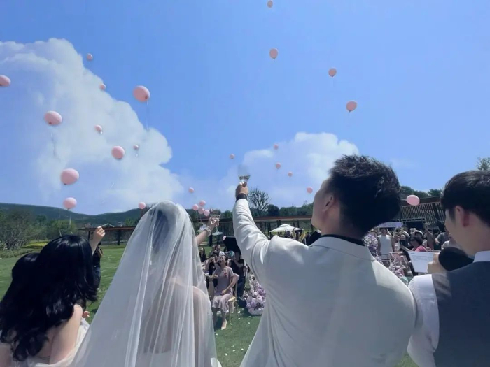 婚礼上，气球带着爱意飘向天空@仙贝