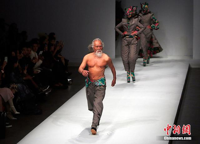 2015年中国国际时装周，走上T台的王德顺。 来源：视觉中国