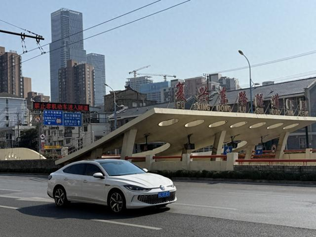 2月10日，复兴东路隧道口，标明非机动车禁止进入隧道。 澎湃新闻记者 陈逸欣 摄