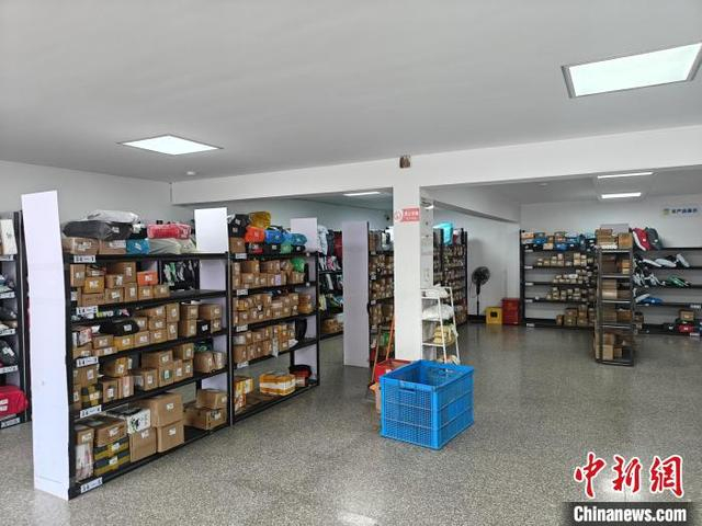 快递包裹在村级综合服务站点整齐摆放。遂昌县邮政管理局供图