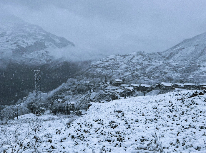 每年冬季，大雪总是不期而至，在2013年的汉族年之前，苦惹作喝下百草枯的那一天，瓦曲拖村就是这样的天气。