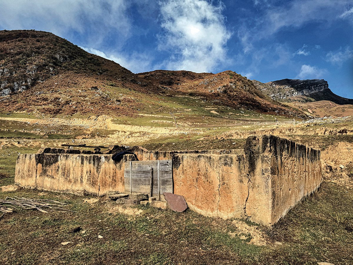 苦惹作出生长大的家，在罗乌的风霜雨雪中逐渐消蚀