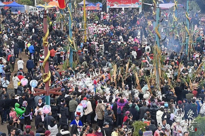 坡会现场热闹非凡。图为香粉乡古龙坡会现场，数十支芦笙队在进行芦笙演奏，跳踩堂舞。黄孝邦 摄