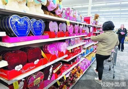 12日，美国加州格林布雷，一家商店的货架上陈列着巧克力。