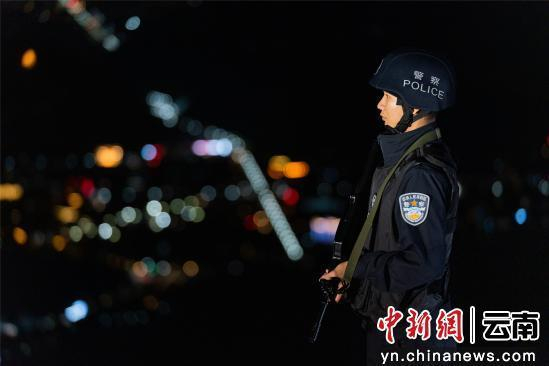 图为民警坚守岗位。