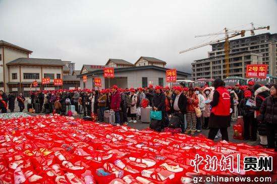 2月14日，在赫章县东客站为外出务工人员准备的小礼品。陈春志 摄