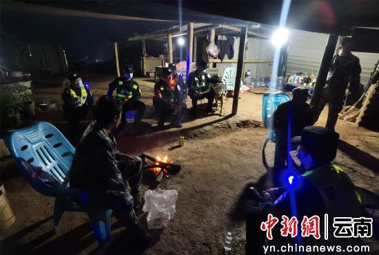 图为戍边民警与联防人员交谈。