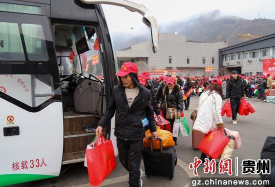 2月14日，外出务工人员正在排队上车。陈春志 摄