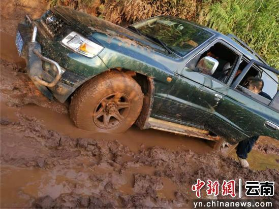 图为巡逻途中戍边民警的车辆被陷。