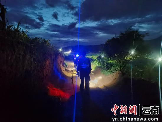 图为民警开展巡逻。