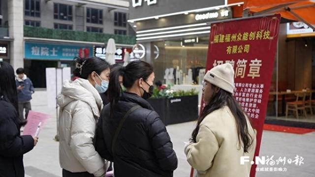 求职者在福州高新区“春风行动”招聘会现场了解岗位信息。通讯员 张嘉柠 摄