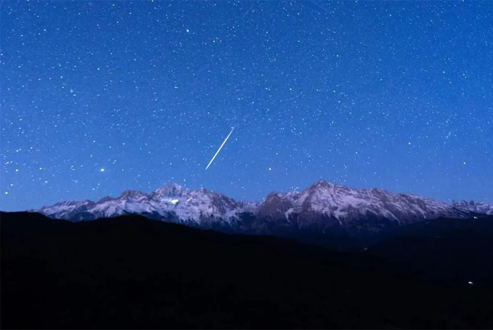 双子座流星雨划过玉龙雪山上空。和宝魁 杨国辉 杨泽燊 和燕 摄 图源：“丽江发布”微信公众号