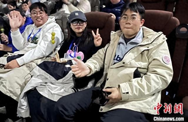 2月14日晚，宁夏中卫，台青准备观看《哪吒之魔童闹海》。 徐英凡 摄