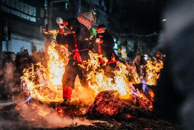 正月十六晚，莆田市城厢区筱塘社区举办“摆棕轿踏火”民俗活动欢庆元宵节。 澎湃新闻记者 王珏玮 图
