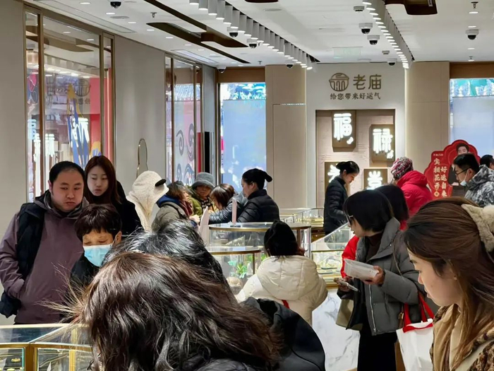 ▲2月9日，上海豫园老庙黄金店内消费者正在选购黄金饰品。新京报贝壳财经记者 俞金旻 摄