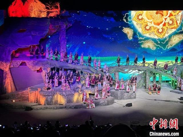 2月11日，甘肃文县，大型科技舞台演绎白马民俗文化。图为演出现场。中新社记者 闫姣 摄