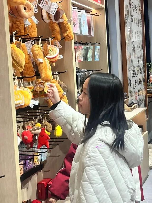 市民游客选购带有武汉特色的小挂件。雷心蕊 摄 