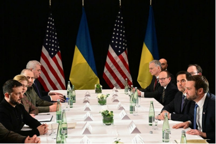 当地时间14日，泽连斯基（左一）在德国慕尼黑与美国副总统万斯（右一）等高层举行会谈。图自外媒