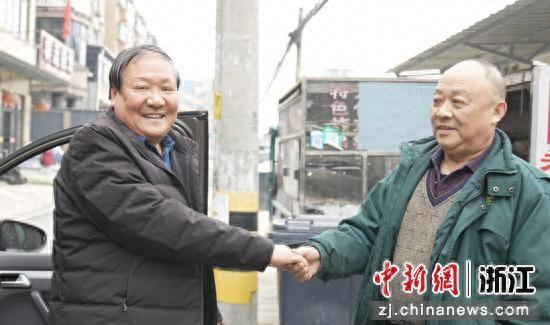 王正银与顾文斌相见，两人脸上都露出了笑容。许村镇供图
