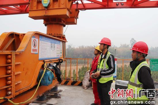 图为作业现场。黄宁莉 摄