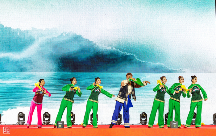 花灯歌舞《游春》 杜立新 摄