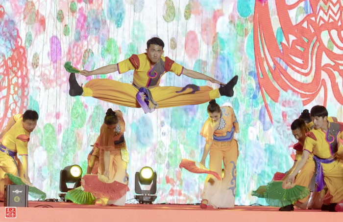 开场舞《崴花灯》 李睁摄