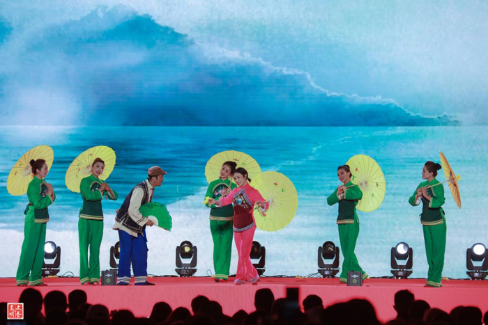 花灯歌舞《游春》 李文 摄