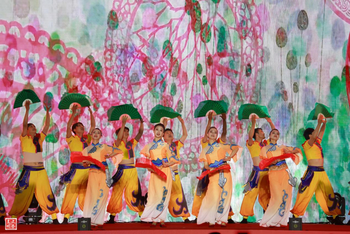 开场舞《崴花灯》 李文 摄