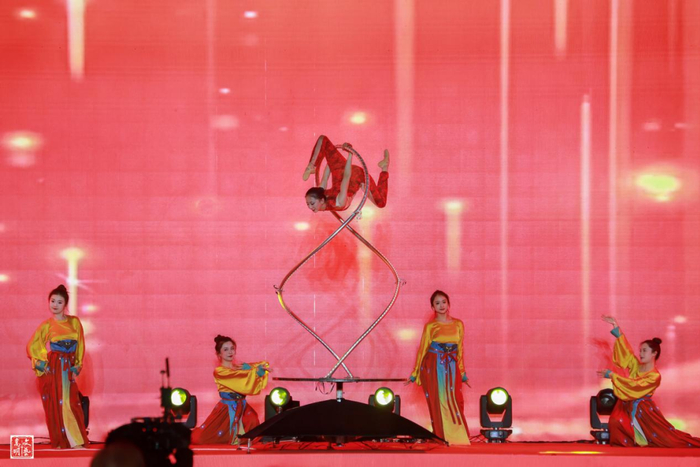 杂技《天空之城》 李文 摄