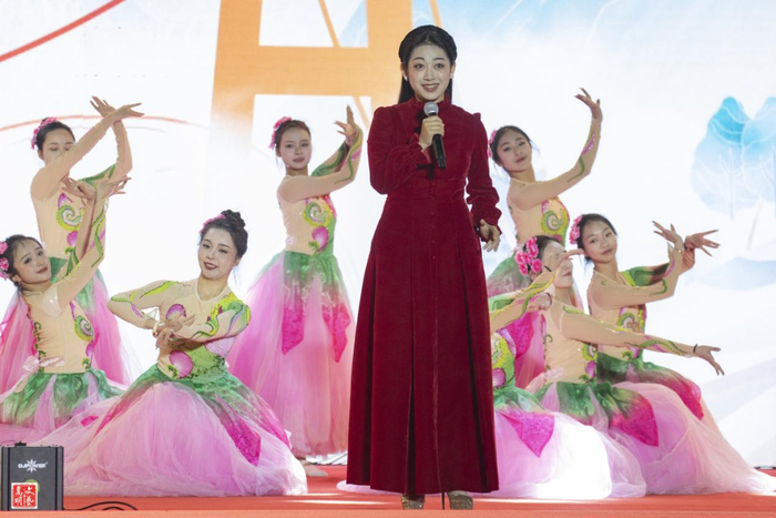 歌曲《春风十万里》《玛依拉变奏曲》 李睁摄