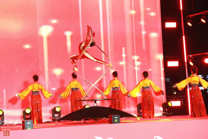 杂技《天空之城》 静远 摄