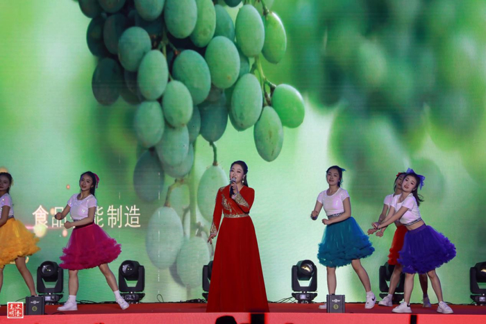 歌曲《我们在一起》 李文 摄