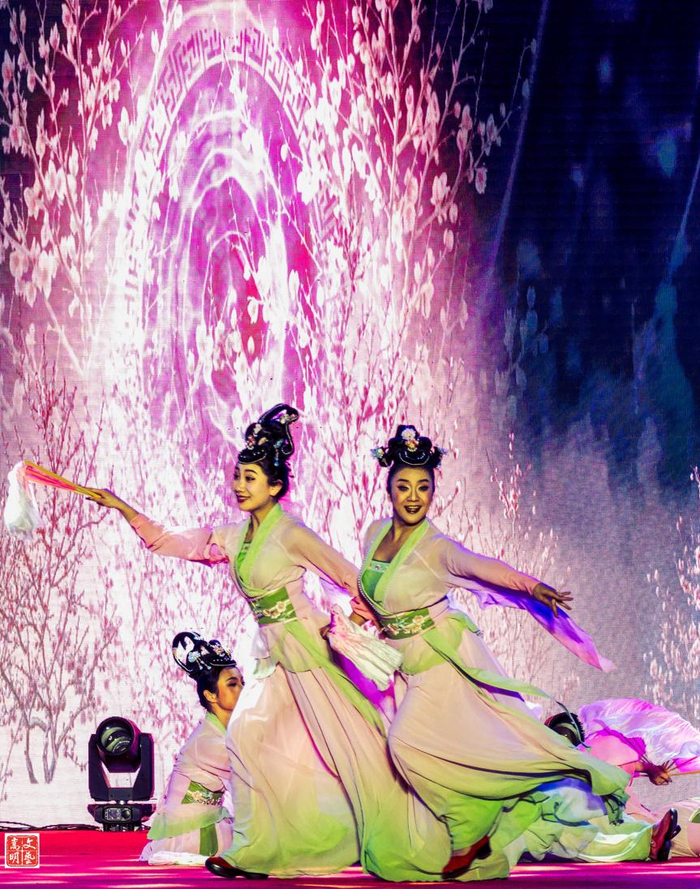 花灯歌舞《人面桃花》 杜立新 摄