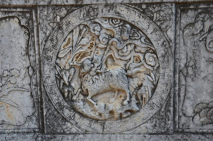 （听紫云石缸雕饰，何屏 摄）