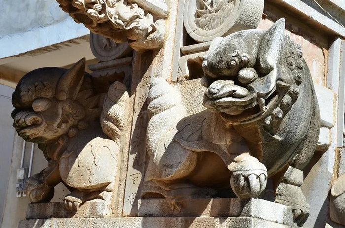 （建水杨家庄牌坊石狮，何屏 摄）