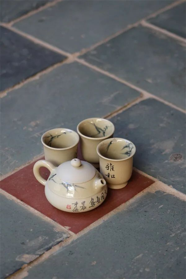 （青花竹纹诗词刻填茶器，徐伟杰 摄）