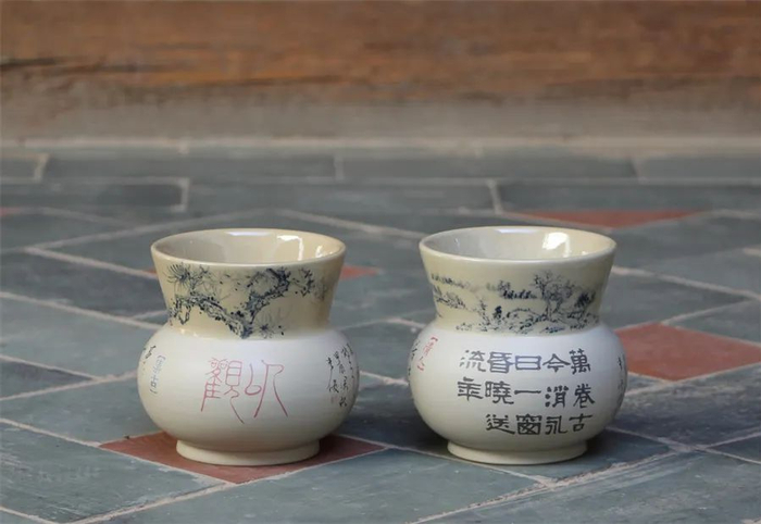 （青花山水纹诗词刻填渣斗，徐伟杰  摄）