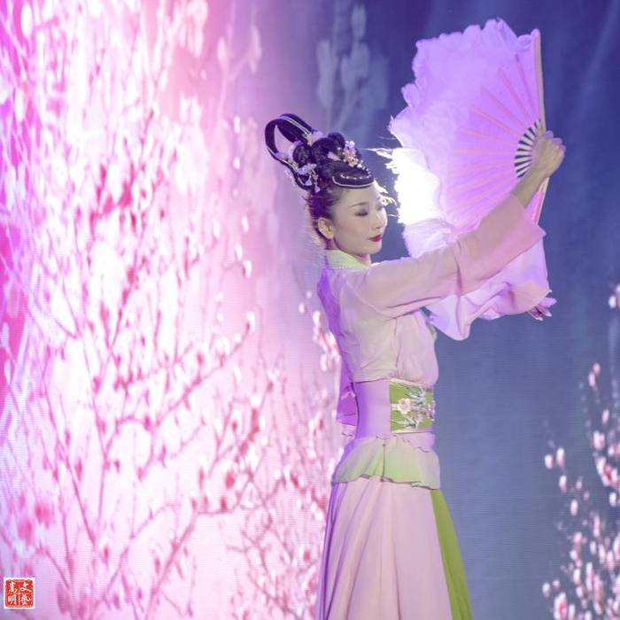 花灯歌舞《人面桃花》 李睁 摄