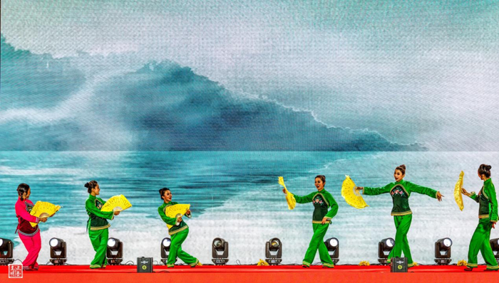 花灯歌舞《游春》 杜立新 摄