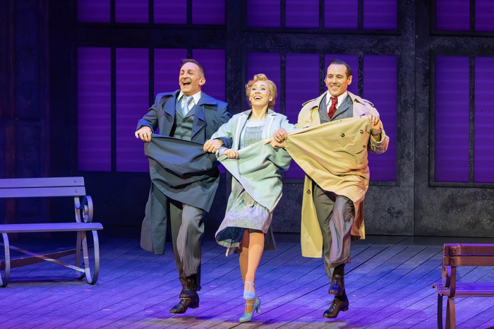 剧照 “三人行” 斯蒂芬·阿内利（右）饰演科斯莫·布朗