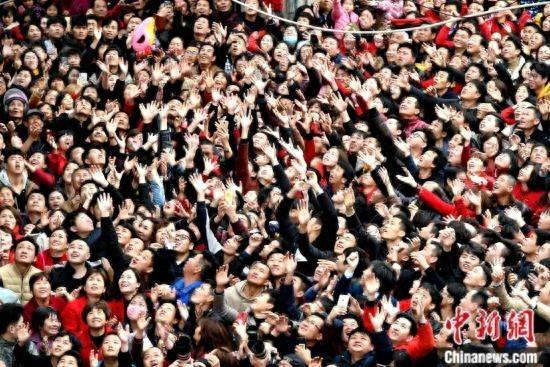 图为莆田民众参与元宵民俗狂欢活动。中新社记者 王东明 摄